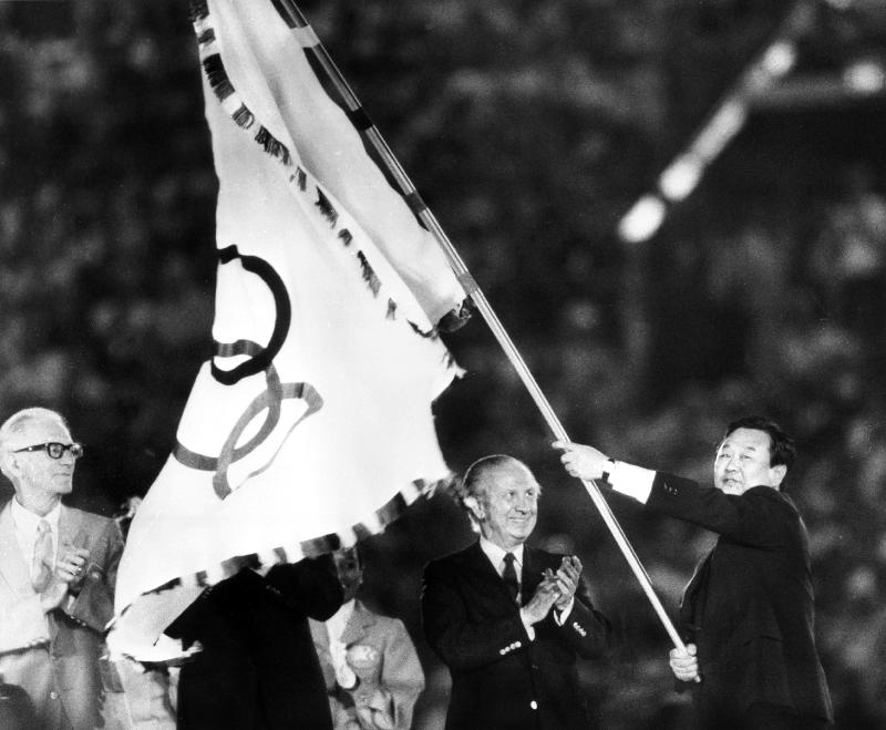 Closing ceremony of Olympic Games in Los Angeles: Mayor of Seoul, Bo Hyun Yum, with olympic flag, an od 