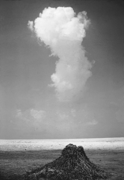 Cloud after atomic explosion (b/w photo)  od 