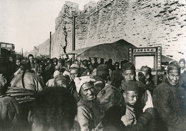 Crowd around a travelling theatre in Tien-Tsin, 1902 (b/w photo)  od 