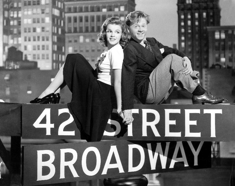Debuts a Broadway BABES ON BROADWAY de BubsyBerkeley avec Judy Garland et Mickey Rooney od 