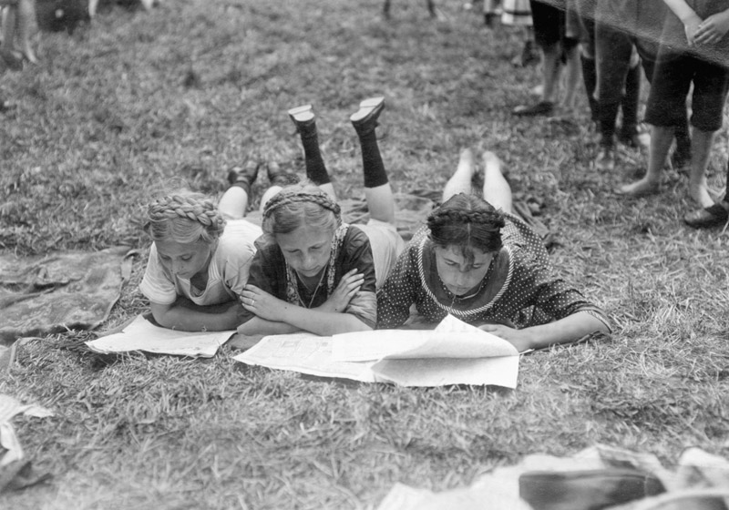 Three girls reading / Photo / 1912 od 