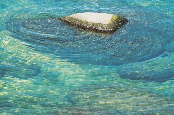 Dry rock with submerged rocks, Lake Taho (photo)  od 