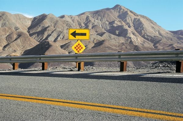 Empty road arrow-sign and dividing line (photo)  od 