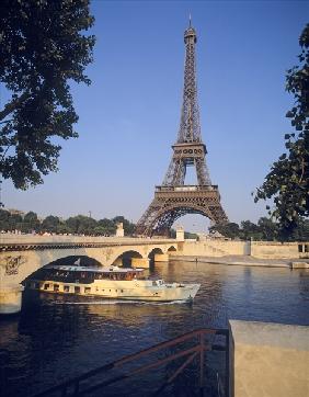 Eiffel Tower and the River Seine (photo) 