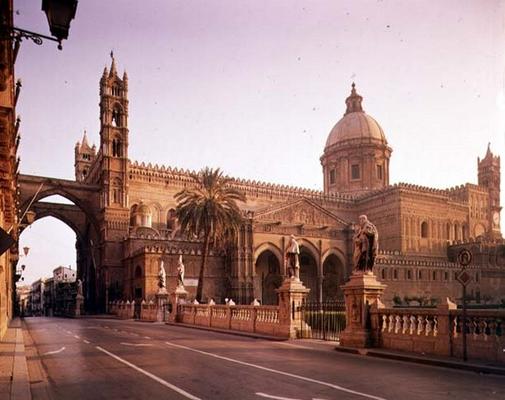 El Duomo, founded by Walter, Archbishop of Palermo ('Gualatiero Offamiglio') in 1185 (photo) od 