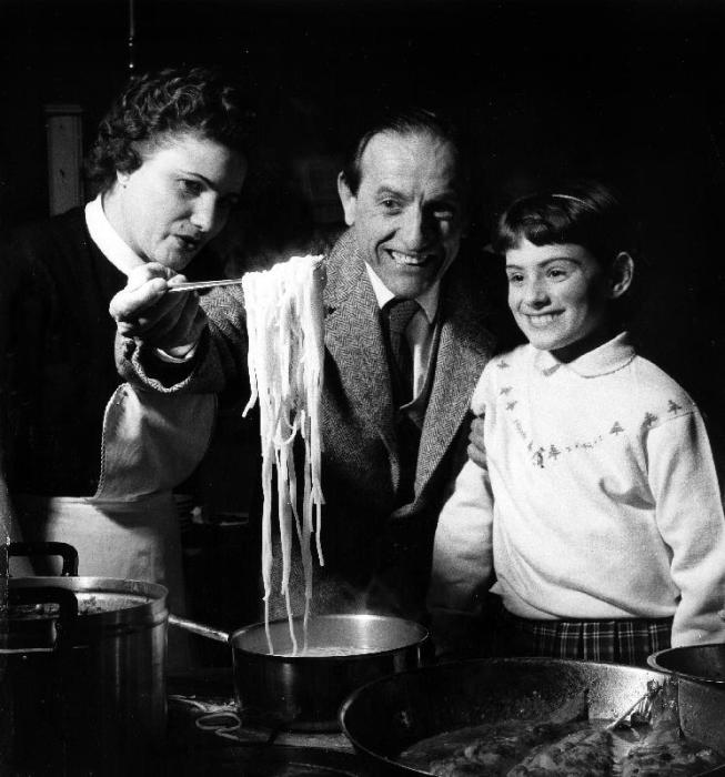 famille preparant des spaghetti et du poisson repas nourriture family preparing fish and pasta casse od 