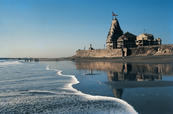 Famous temple of Shiva at Somnath beach (photo)  od 
