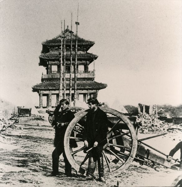 French soldiers by a cannon in Peking during the Anglo-French Expedition to China, 1860 (b/w photo)  od 