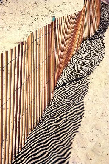 Fence reflection on sand (photo) 