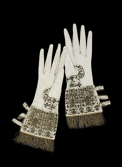 Gloves presented to Queen Elizabeth I on her visit to Oxford University in 1566 (textile and gold em od 