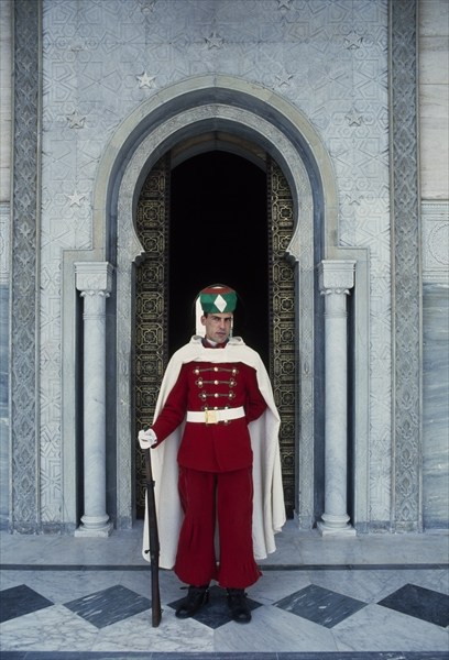 Guard in front of the tomb of Mohamed V of Morocco (1909-1961) (photo)  od 