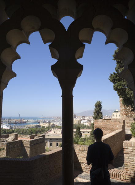 Inside the Alcazaba - view over the city of Malaga and the port (photo)  od 