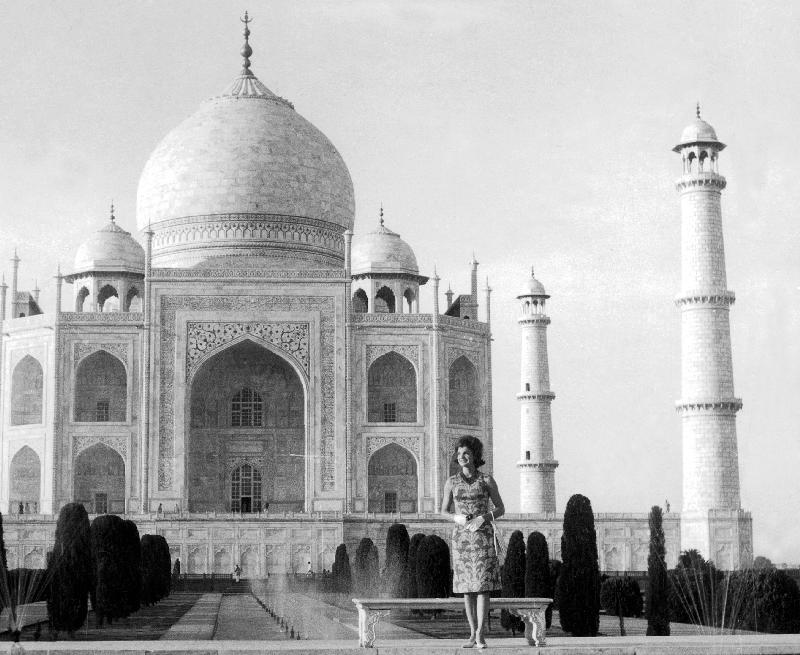 Jackie Kennedy in front of the Taj Mahal, India od 