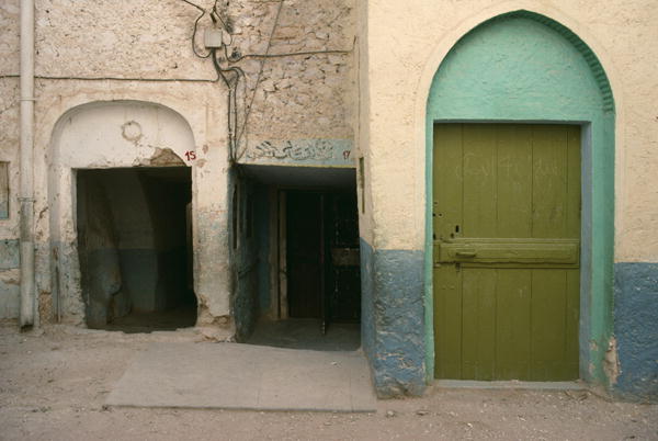 Medina of the city, a door (photo)  od 