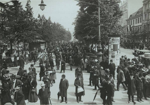 Crowds on the Lindenpromenade / 1910 od 