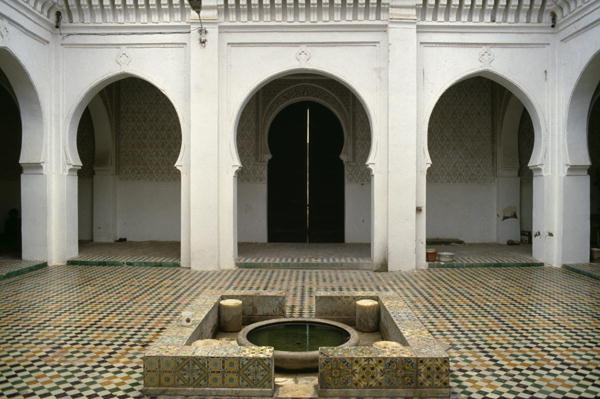 Mosque Sidi Halaoui, view of the courtyard (photo)  od 
