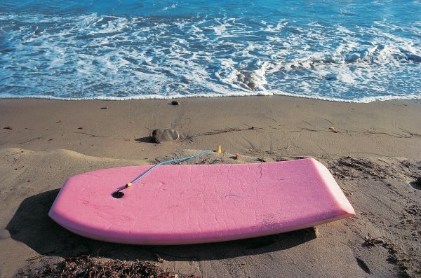 Pink surf-board at sea (photo)  od 
