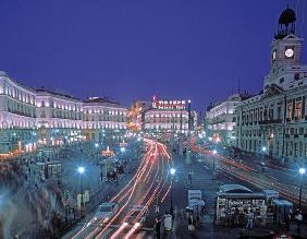Puerta del Sol at night (photo) 