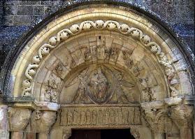 Portal tympanum depicting the Madonna and Child (photo)