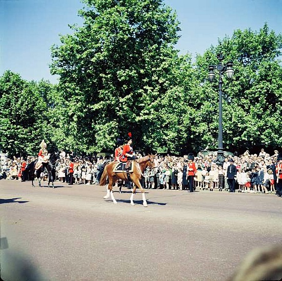 Queen Elizabeth II on horseback od 