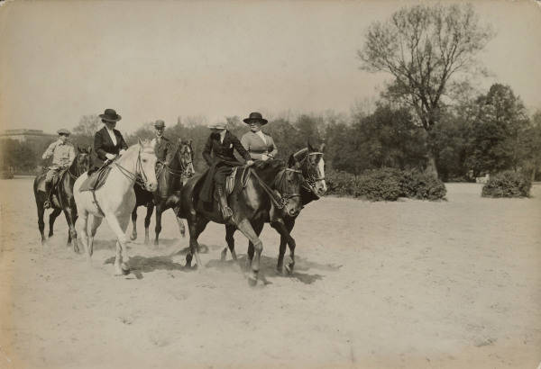 Riders in Berlin Tiergarten / c.1910 od 