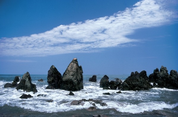 Rocks in sea near Bhaga, Goa (photo)  od 