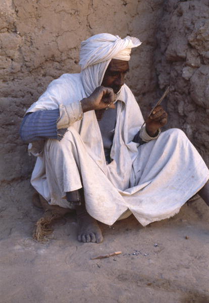 Seated man, Taghit (photo)  od 