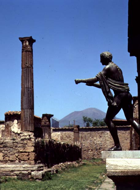 Statue of Apollo, from the Temple of Apollo, with Vesuvius in the background (photo)  od 