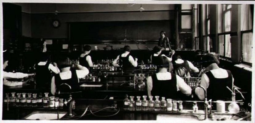 Science Lesson at the London Grammar School for Girls, 1936 (sepia photo) od 