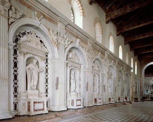 Statues of six apostles decorating the side wall of the nave (photo) od 