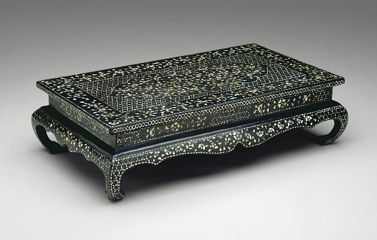 Table with Floral Scroll Design od 