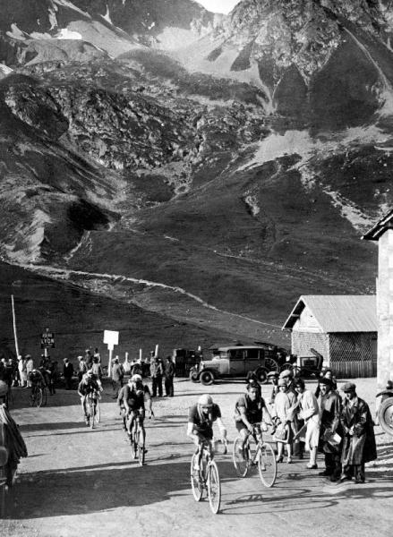 Tour de France 1929, 15th leg Grenoble/Evian on July 20 : here Antonin Magne ahead at the Lautaret p od 