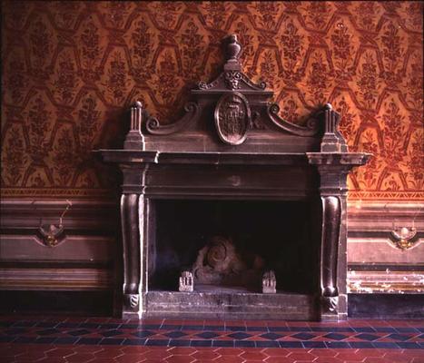 The main hall, detail of a fireplace with the Orsini coat of arms (photo) od 