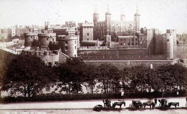 The Tower of London (sepia photo) od 