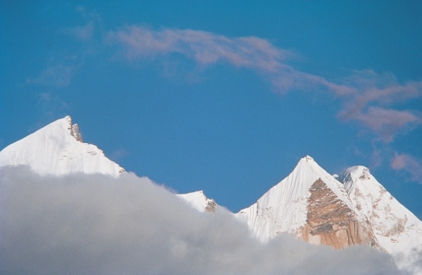 View of Bhagirathi peaks from Chirbas (3610m) (photo)  od 
