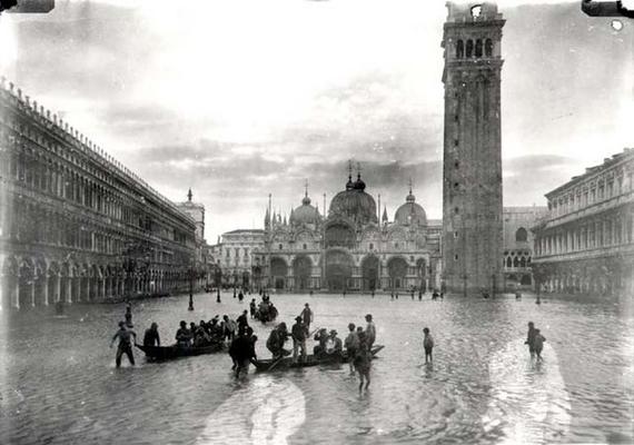 View of Flooded Piazza S. Marco (b/w photo) 1880-1920 od 