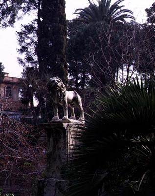 View of the garden with a statue of a lion (photo) od 