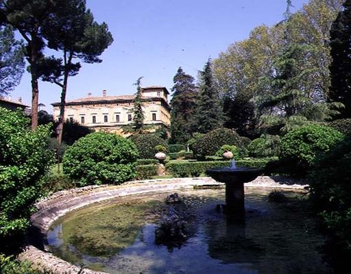 View of the villa from across the fountain and garden, designed by Baldassarre Peruzzi (1481-1536) 1 od 
