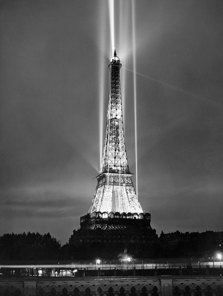 World fair in Paris: illumination of the Eiffel Tower by night od 
