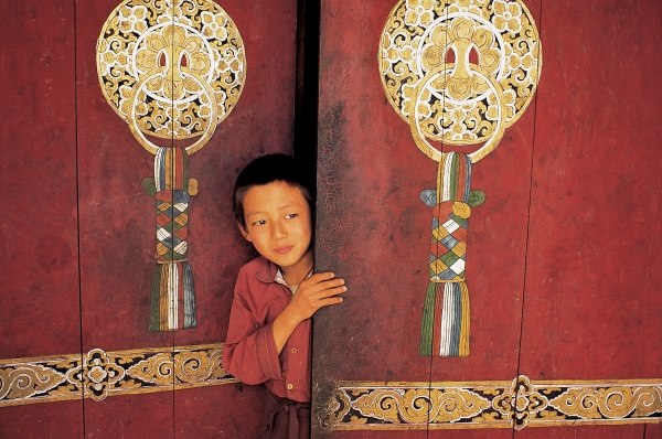 Young initiate outside main door of Pemyangtse monastery (photo)  od 