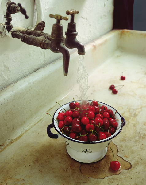 Washing cherries, 1988 (colour photo)  od Norman  Hollands