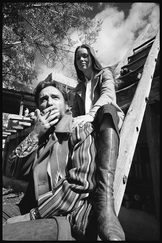 Dennis Hopper and wife Michelle Phillips on a ladder in New Mexico od Orlando Suero