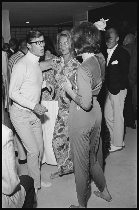 Roddy McDowall, Lauren Bacall, and Shirley MacLaine at a Malibu house party od Orlando Suero