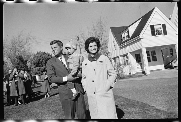 John F. Kennedy with Jackie Kennedy and daughter, Caroline od Orlando Suero