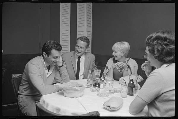 Paul Newman, Mort Sahl and Joanne Woodward joking at dinner od Orlando Suero