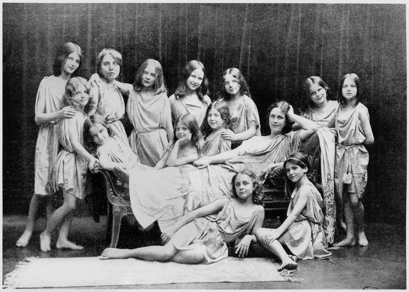 Isadora Duncan (1877-1927) and her pupils from the Grunewald School, 1908 (b/w photo)  od Paul Berger
