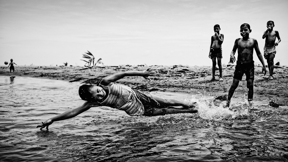 Children in the water od PAUL GOMEZ