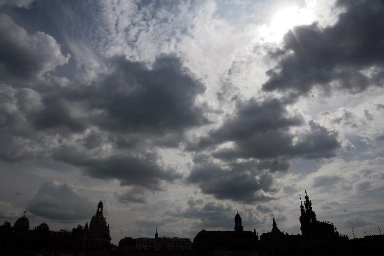 Dunkle Wolken über Dresdner Altstadt od Peer Grimm