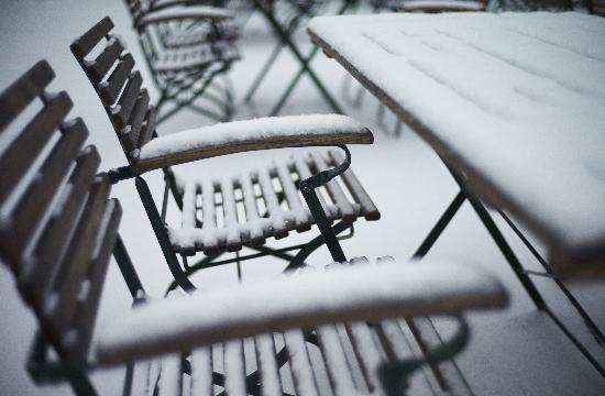 Schneebedeckte Stühle od Peter Steffen