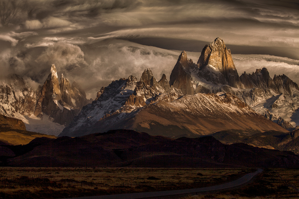Striped sky over the Patagonia spikes od Peter Svoboda MQEP